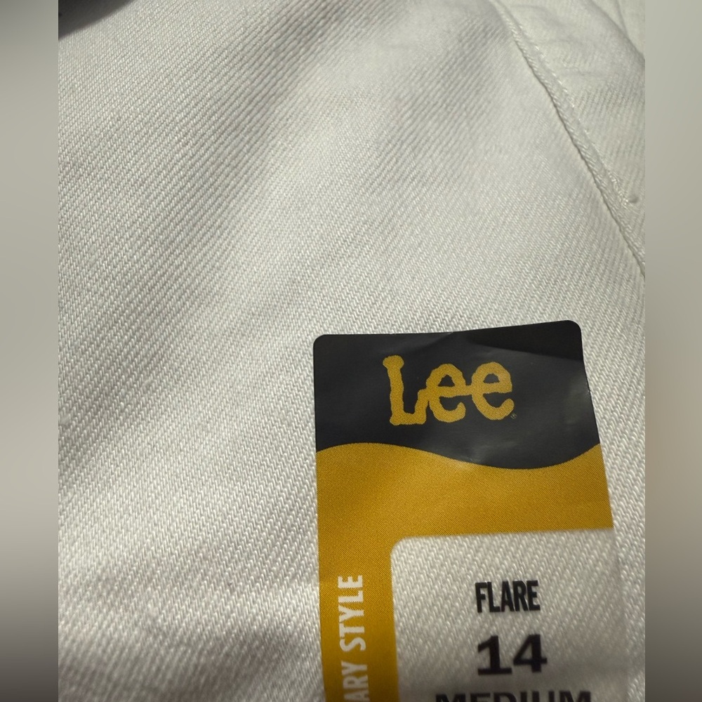 NWT Lee White Flare Jeans | High Rise Stretch Denim | Size 14 Medium - Picture 4 of 5